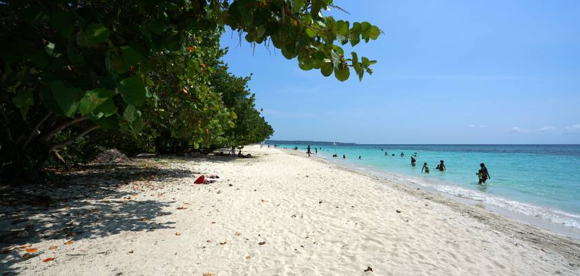 caribbeannewsuk's tweet image. #JAMAICA: Hotel operator, Winthrope “Thrope” Wellington, has reignited the debate about public access to Jamaica's beaches, after he encountered a barbed-wire fence blocking passage along the shore of Negril.