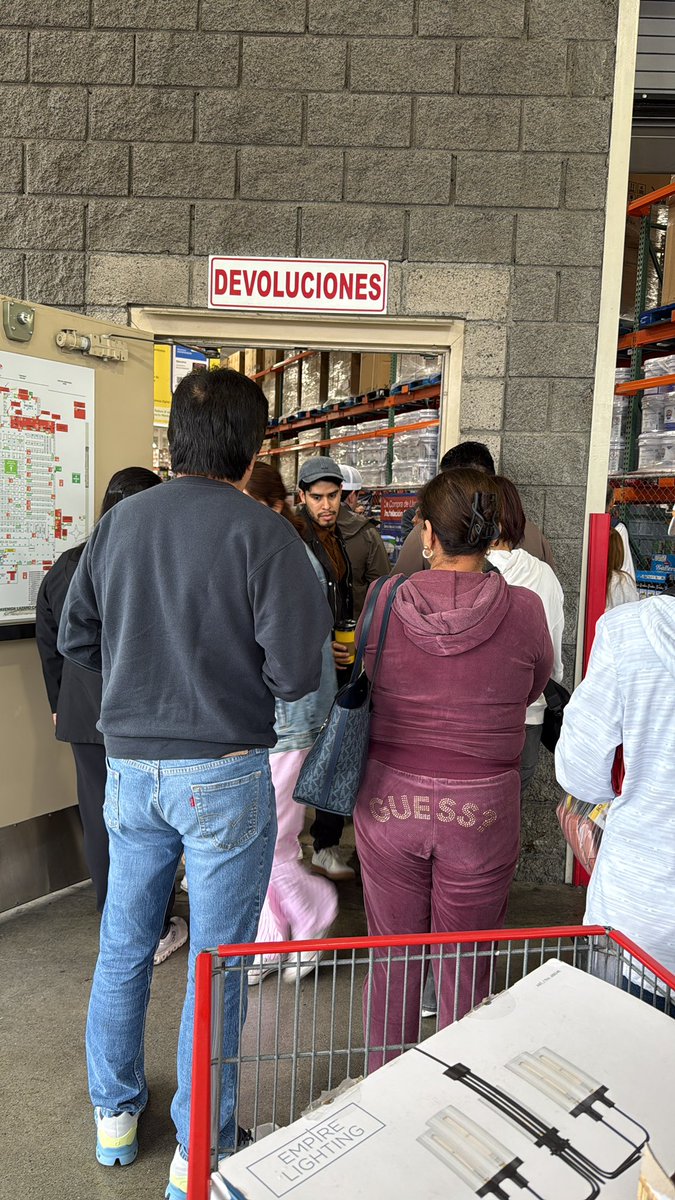 alanlerma_'s tweet photo. @katysinh_ No importa el día ni hora que vayas, el estacionamiento es de locos, el fin pasado casi se pelean por el estacionamiento.

Y definitivamente el domingo no es un buen día para devolver algo jajaja https://t.co/puWL5z0CQQ