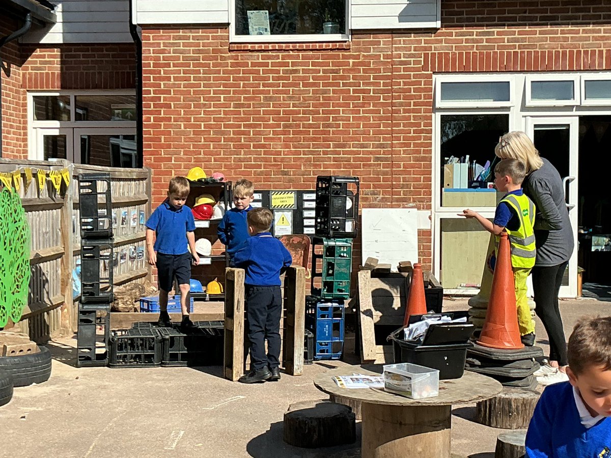 sissinghurstVA's tweet image. Builders are hard at work in Lions today! Building a castle of course to live in 🦁
#curiousminds
#imagination