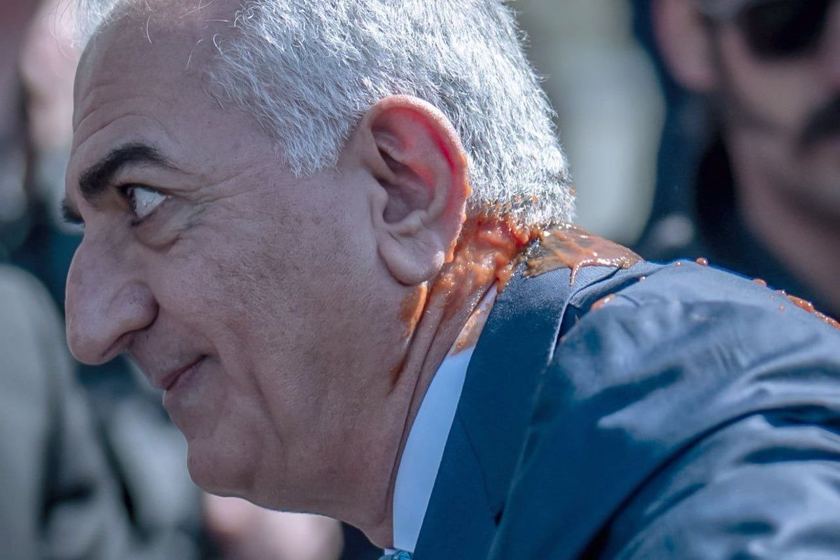 🇮🇷 🇩🇪 Reza Pahlavi was splashed with a red liquid during a visit to Berlin.