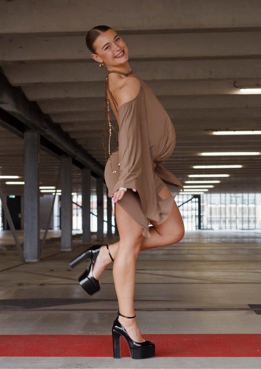 HoseNheelbabes's tweet photo. So sexy in those super tall patent platforms 🥵 https://t.co/HpyJjQen9O