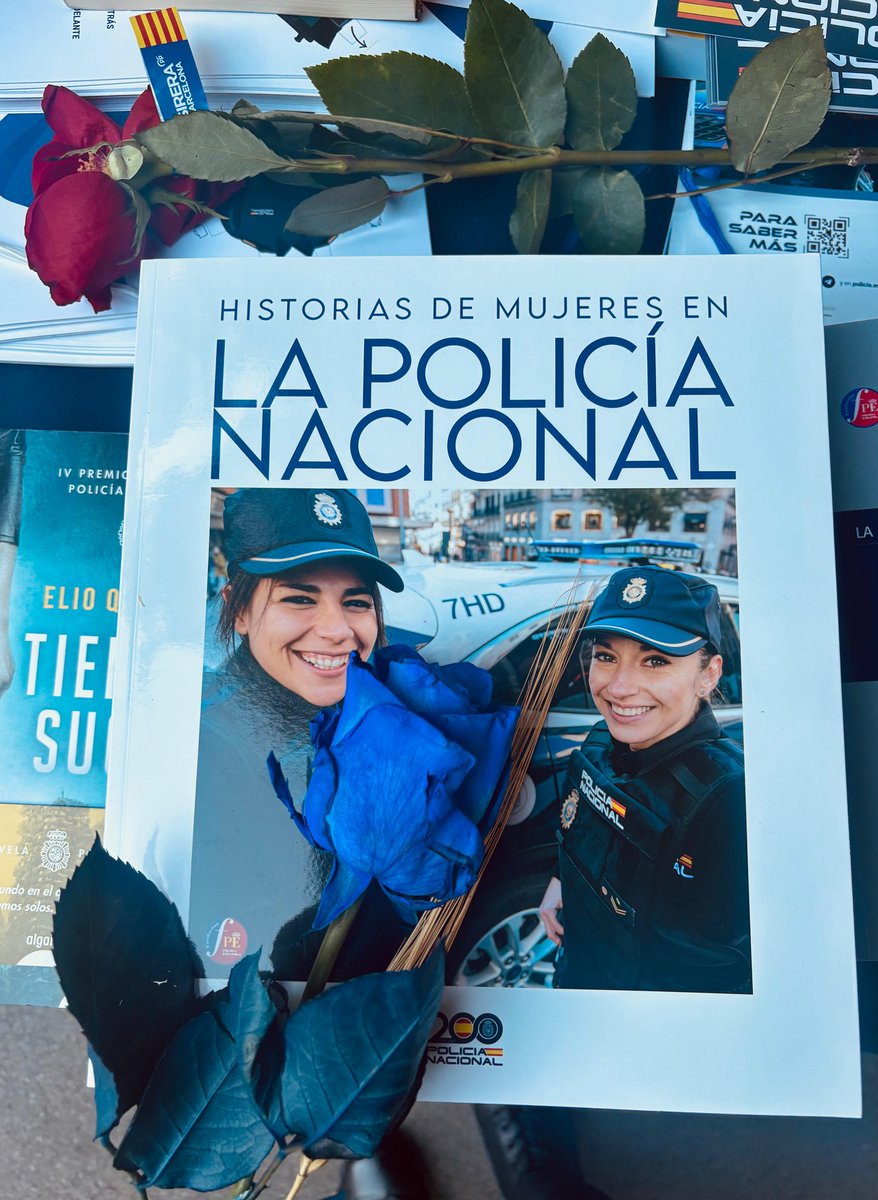 policia's tweet image. Qué agradecidos por el interés y el cariño de la ciudadanía de #Barcelona en nuestro stand de la #FeriaDelLibro por la festividad de Sant Jordi

📚Libros de la Fundación @policia
Española
🔹️Historia
🔹️Novelas
🔹️Relatos
🔹️Divulgación técnica y científica...

#Gracias 💙🌹