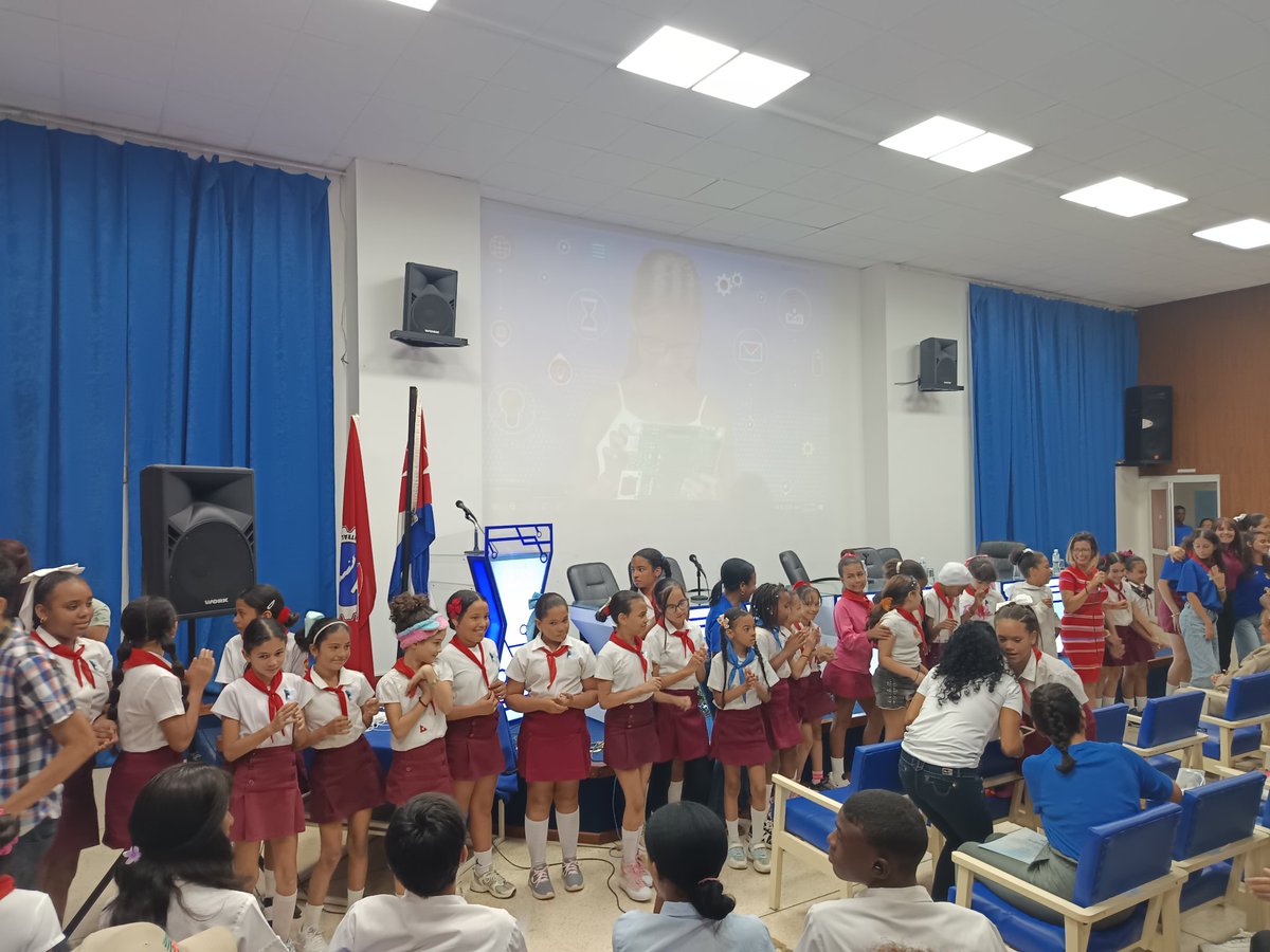 JosCarlosCruzS3's tweet image. En cada ocasión que participamos en jornada Día de las Niñas en las TIC, nos provoca profunda emoción ver el talento que habita en cada una de ellas, el entusiasmo y acompañamiento de sus familias y el esfuerzo y compromiso de instituciones y profesores #CubaVencerá #GirlsInTech