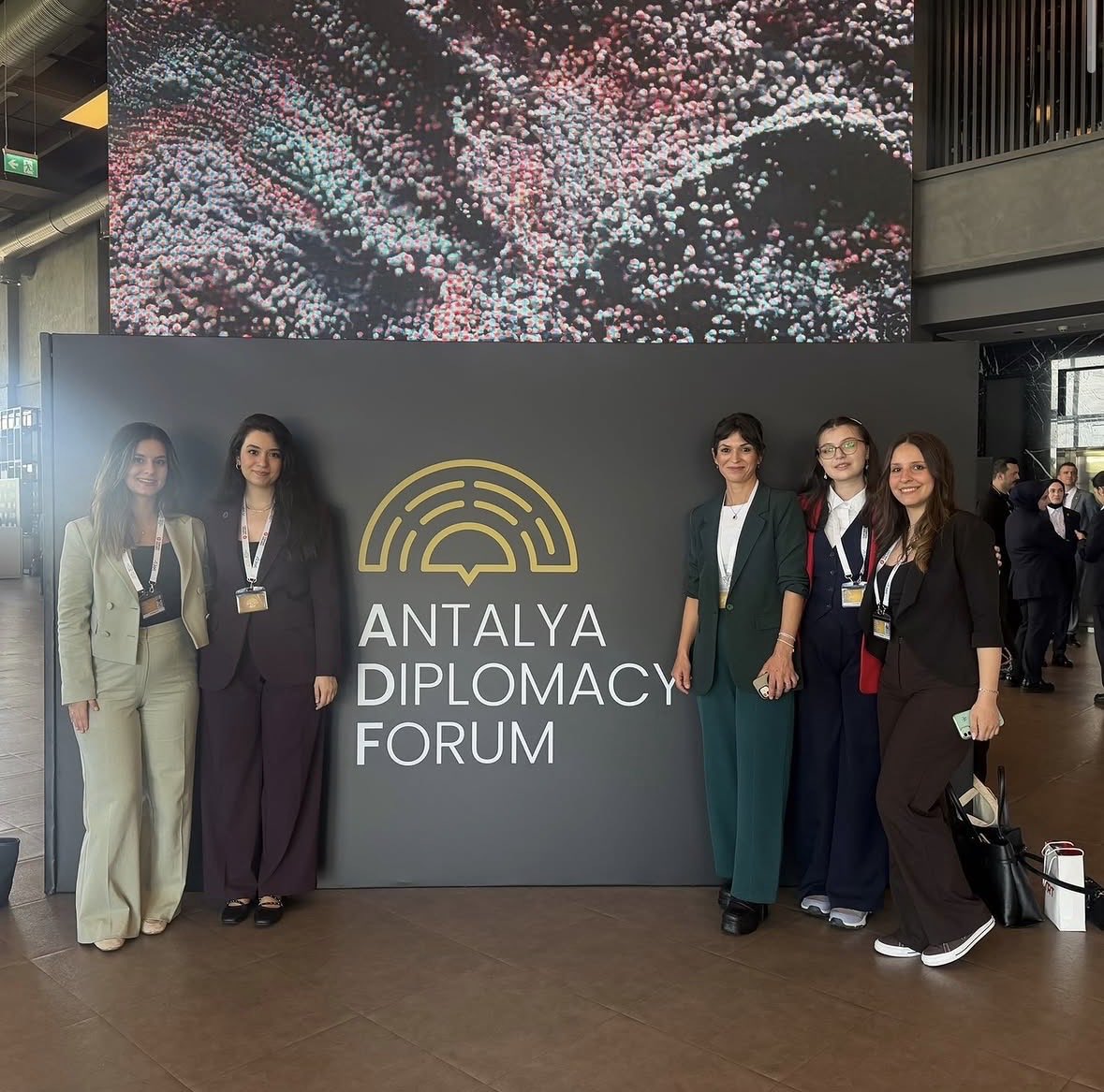 PSIR_AMU's tweet image. Siyasal Bilgiler Fakültesi’nden Doç. Dr. Hüsna Taş Yetim ile öğrencilerimiz Gülçin Miray Utku, Eda Algın, Eylem Güneş Aladağ ve Zeynep Bengü Çetindağ 17-19 Nisan 2026 tarihlerinde gerçekleşen Antalya Diplomasi Forumu’nda üniversitemizi başarıyla temsil etti.  #ADF #ADF2026