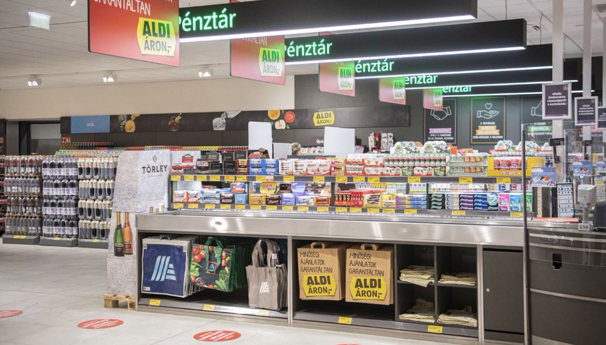 indexhu's tweet image. A forint erősödése már a boltok polcain is érezhető, árcsökkentést jelentett be az egyik legnagyobb áruházlánc.

index.hu/gazdasag/2026/…

Fotó: Aldi

#Hungary #forint #prices #indexhu