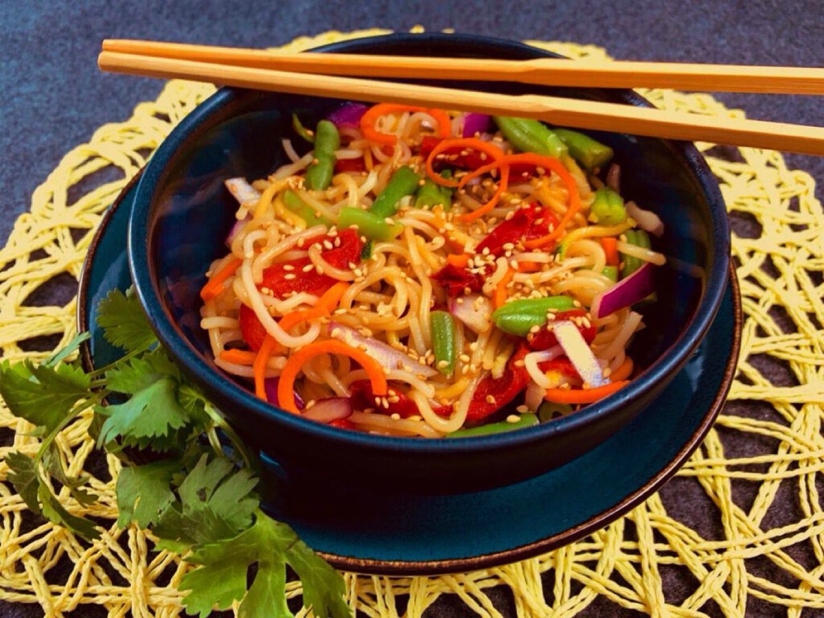 GGoodtaste's tweet image. Asian Picnic Pasta Bowl is a delicious noodle salad dressed with a ginger dressing. It can be served as a side dish or main entrée for #NationalPicnicDay - find the vegan recipe here ➡️ gloriagoodtaste.com/asian-picnic-p…… #PicnicDay #TastyThursday