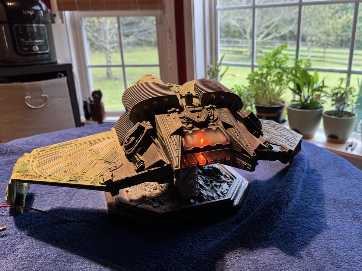 Gambody_com's tweet image. The #KlingonBirdofPrey is a #StarTrek icon, known for its hawk-like design and versatility.

Tony Wong's #3Dprinted build showcases all its beauty with movable wings and a themed display stand!

Create your own version with these STL files:
gambody.com/premium/bird-o…