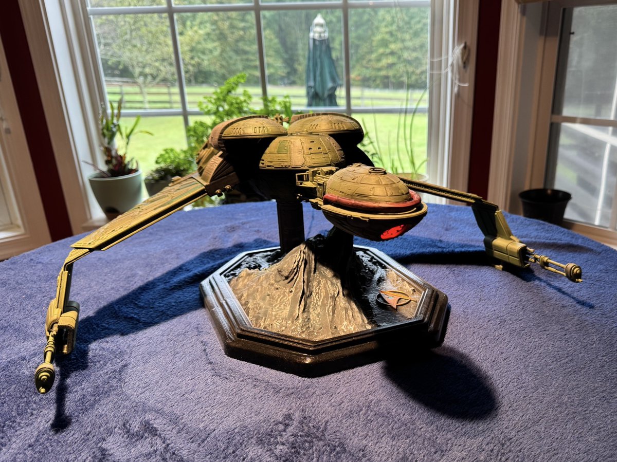 Gambody_com's tweet image. The #KlingonBirdofPrey is a #StarTrek icon, known for its hawk-like design and versatility.

Tony Wong's #3Dprinted build showcases all its beauty with movable wings and a themed display stand!

Create your own version with these STL files:
gambody.com/premium/bird-o…