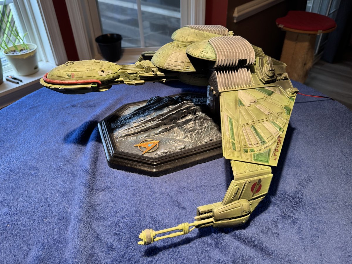 Gambody_com's tweet image. The #KlingonBirdofPrey is a #StarTrek icon, known for its hawk-like design and versatility.

Tony Wong's #3Dprinted build showcases all its beauty with movable wings and a themed display stand!

Create your own version with these STL files:
gambody.com/premium/bird-o…