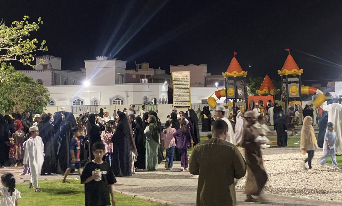 وأكد فريق سمائل التطوعي أن هذه الفعالية تأتي ضمن جهوده المستمرة في خدمة المجتمع ورعاية الأيتام، وتعزيز قيم الرحمة والتكاتف المجتمعي، مقدمًا شكره لكل من أسهم في إنجاح هذا الحدث الإنساني المميز .