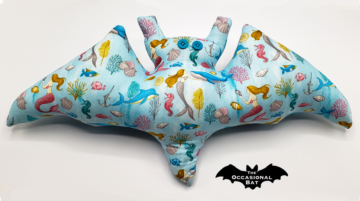 OccasionalBat's tweet image. Dive into the magical world beneath the waves! Explore vibrant coral reefs and encounter amazing sea creatures. Let the ocean inspire your adventures! #UnderTheSea #OceanAdventure #ExploreMore #TheOccasionalBat #Handmade #BatShapedPillow 🐟 theoccasionalbat.etsy.com/listing/172963…