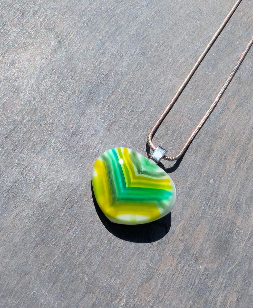 Samphireglass's tweet image. Beautiful bands of green heart shaped necklace. Lovely unique handcrafted cast glass and fused glass pendant and gift ideas.

#giftideas #shopindie #handcrafted 

samphireglass.etsy.com/listing/430522…