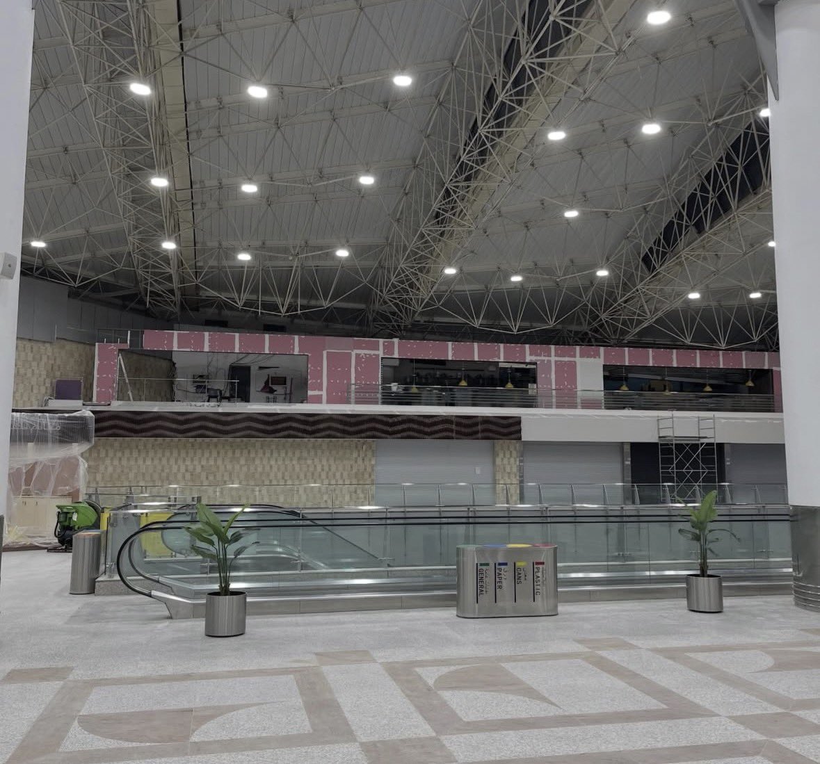 براڤو الطيران المدني 👏🏻👏🏻👏🏻

استغلال الظروف ووقت الاغلاق بتطوير وتجديد المطار  T1 👌🏼 ضربة معلم.. يعطيهم العافية الصراحة مجهود يشكرون عليه، طول الازمة ووقت تخفيف العمل كان هناك ناس تعمل لتطوير وتجديد المطار 🇰🇼🫡

شحلوه والله ✨ ✈️