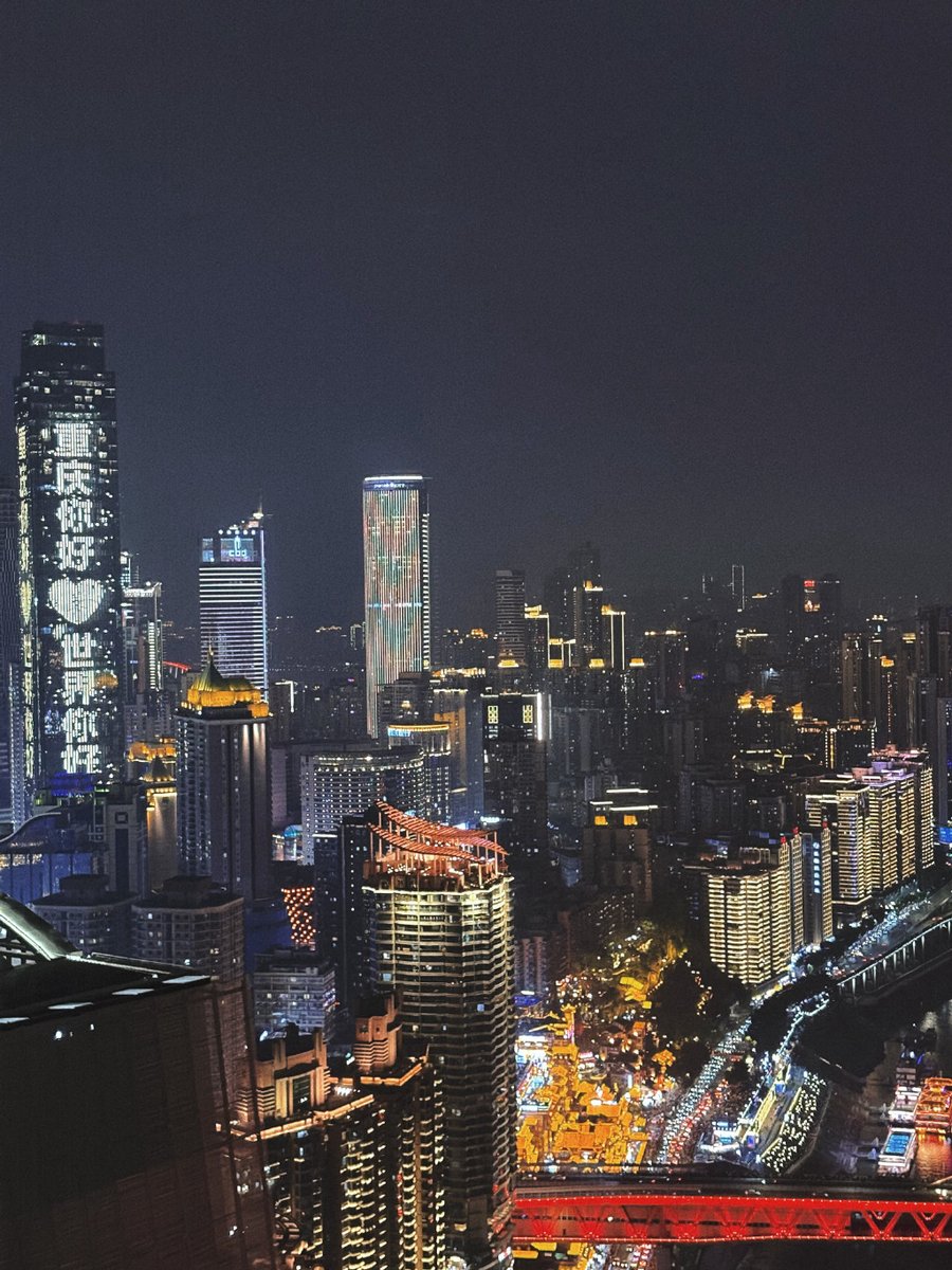 cindy28254021's tweet image. "Stepping into the 'Color Echoes' installation—light dances on glass panels, hues blur, and silence feels like a brushstroke. Art isn’t just seen here; it wraps around you.  #SensoryArt #ImmersiveExperience"