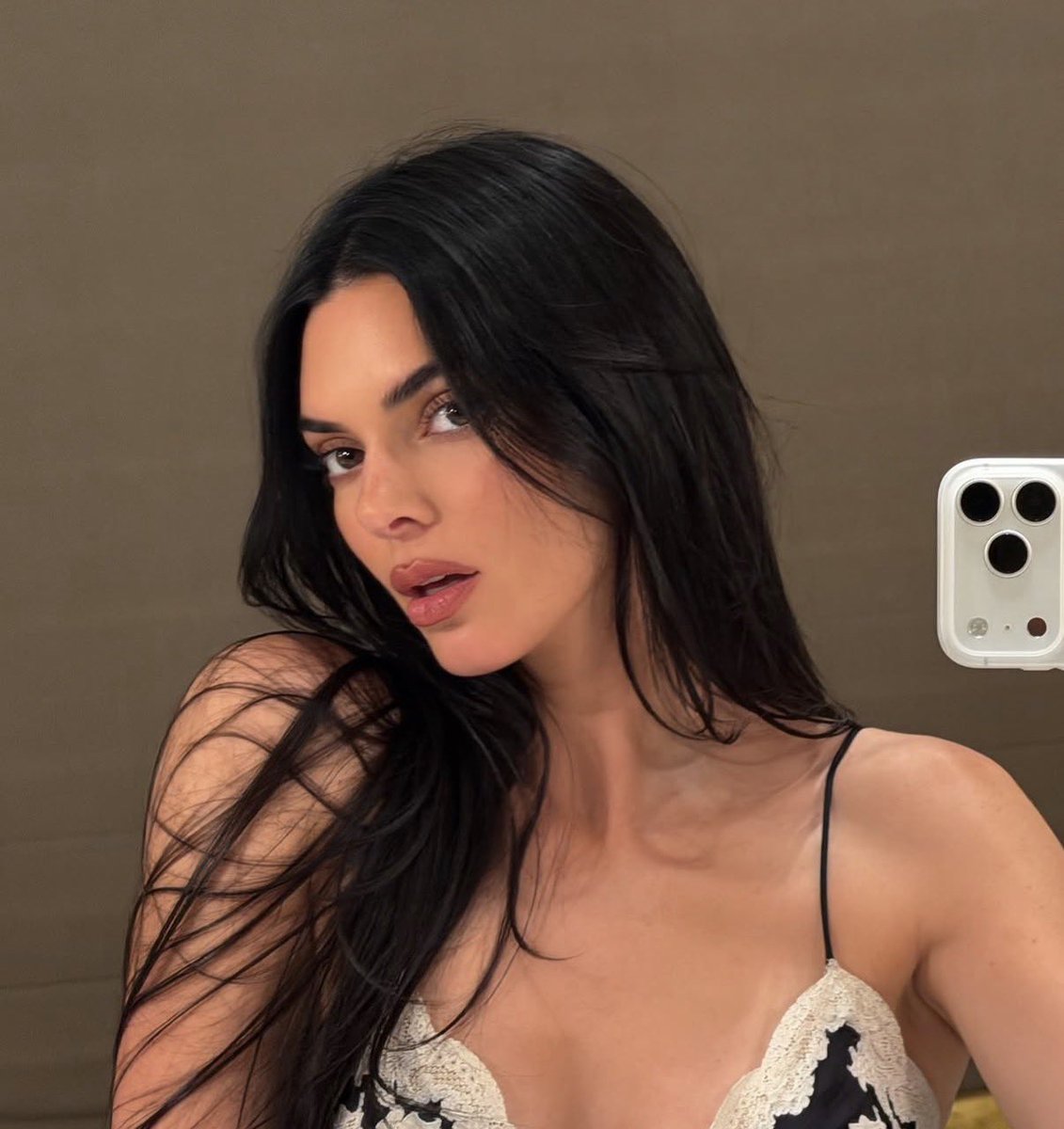ciertalovesken's tweet photo. kendall jenner halleluja https://t.co/8UuPkAZTZo