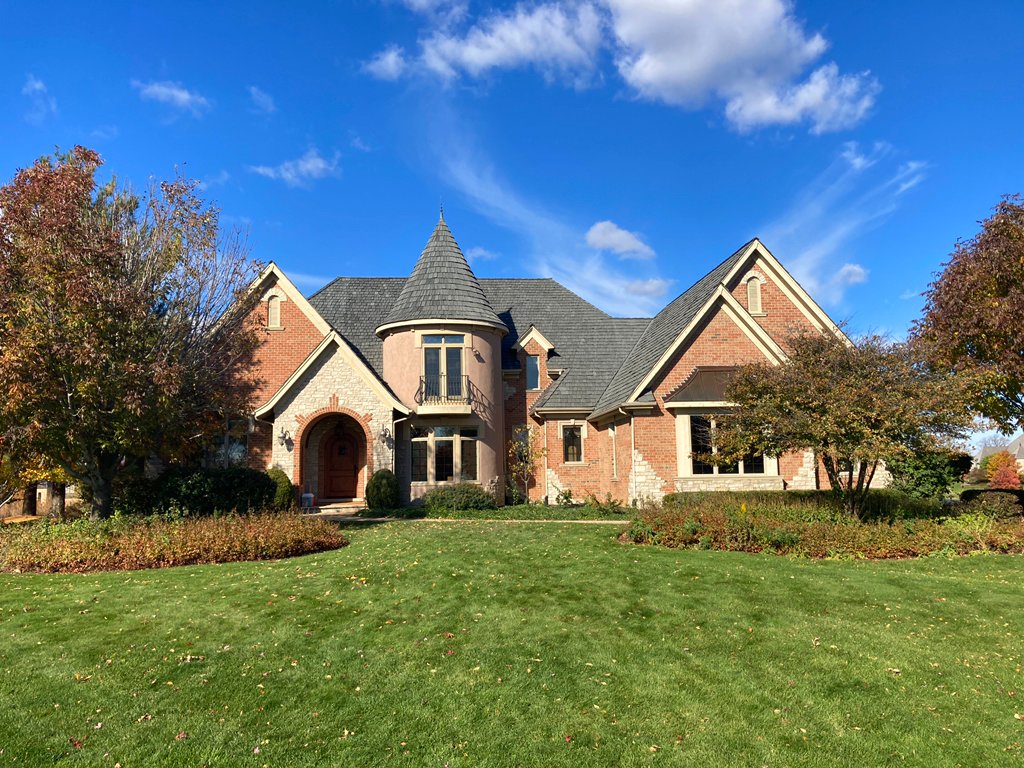 ShakeGuys's tweet photo. This delightful Bull Valley, IL home was ready for a little TLC! Our team completed targeted repairs and applied a Cedar Preservation Treatment to enhance the roof’s durability and curb appeal. 🏡✨

Learn more>> https://t.co/CgksNKbohk https://t.co/zXWb9swQgL
