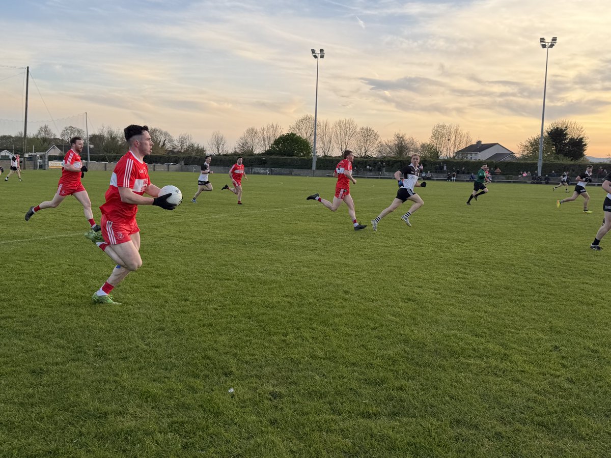 GAAMullinavat's tweet photo. Half Time
@JJKavanaghBuses @KKPeopleNews 
SFC Semi Final
Mulllinavat 1-11; @RailyardGFC 1-2

Decent crowd present at @stpatsbally https://t.co/rzcczWmJ7A