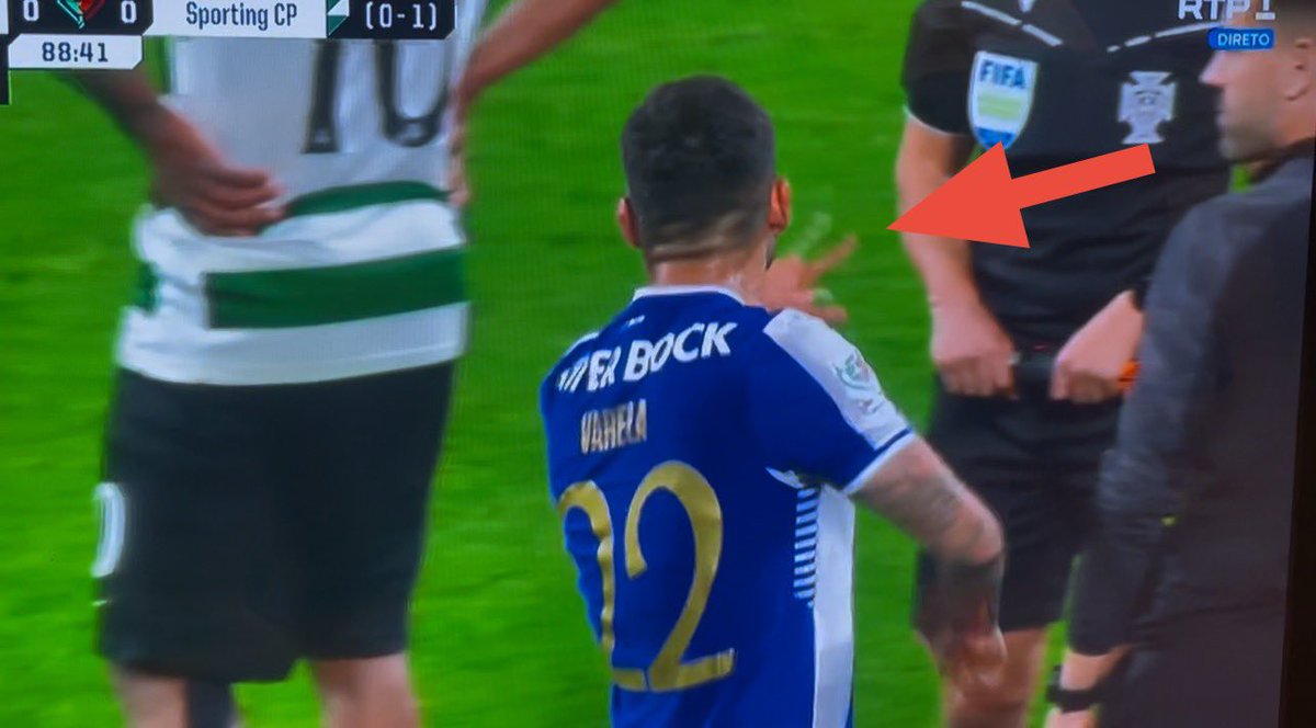 MUITA ATENÇÃO: 
Alan Varela ao minuto 88, após receber a ordem de expulsão, faz exatamente o mesmo gesto que levou à suspensão do Luis Suárez. Basta ver na transmissão da RTP. A diferença é que não mostraram outros ângulos.
Onde está o Conselho de Disciplina?!