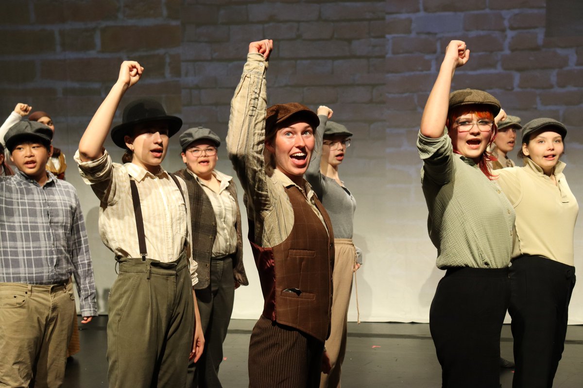 GatewayThtr's tweet image. Extra! Extra! 🗞 Newsies Jr. performances begin TOMORROW! 😱

The Saturday night performance is sold out but there are still seats left for Friday, April 24 at 6pm! Learn more and pick up tickets at gatewaytheatre.com/newsies-jr. 🔗

#newsiesjr #musicaltheatre #performance #youth