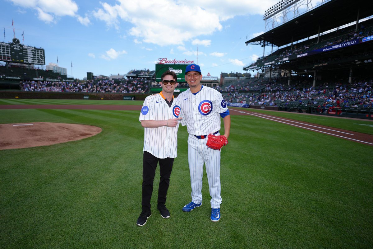 MLB_Mexico's tweet photo. Pato O’Ward en el diamante de Wrigley Field 🏎️🇲🇽 Lanza la primera bola, con Javier Assad recibiendo el envío ⚾️😎👏🏻 https://t.co/5MRaE3IcmL