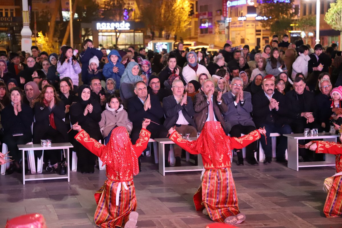 ismailhakkiesen's tweet photo. Sevinin küçükler   🇹🇷
Övünün büyükler 🇹🇷

23 Nisan’ı kentimize yakışan şekilde coşkuyla kutladık. https://t.co/qInzbfjGk2