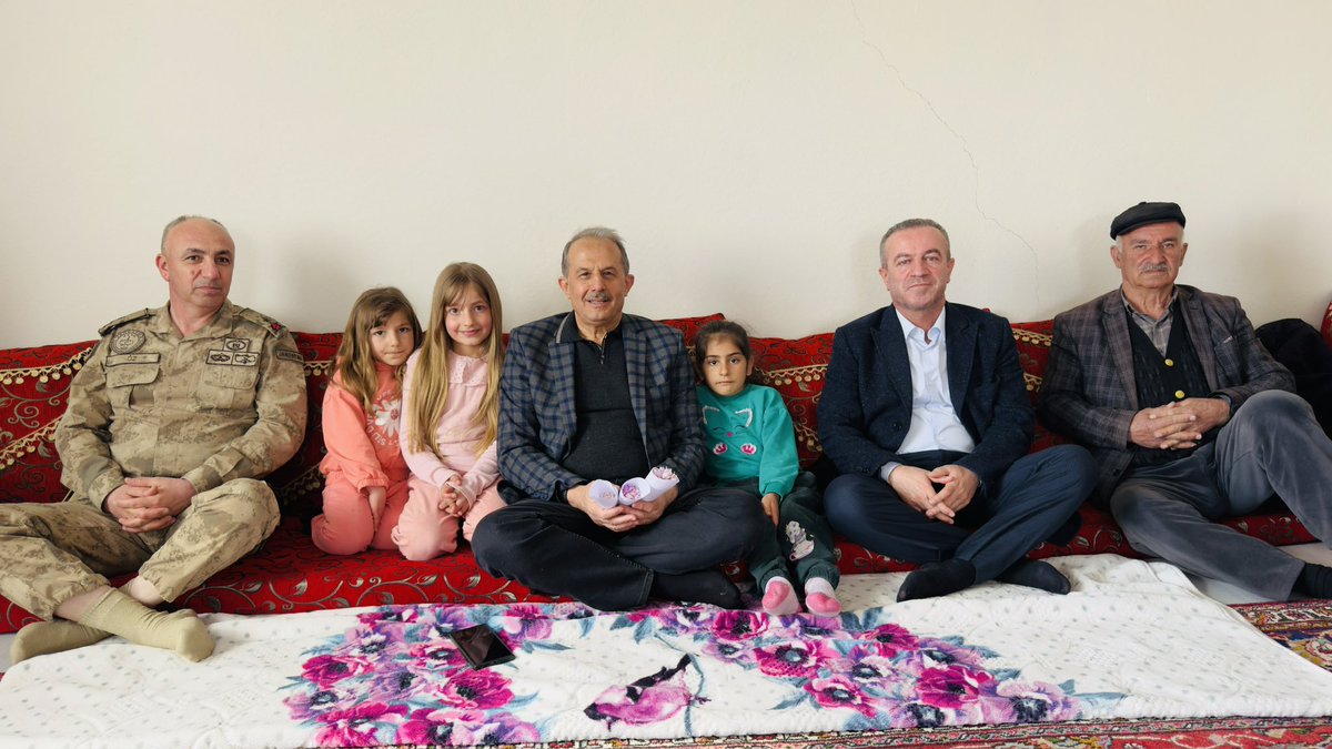 KayaZeydin's tweet photo. 📍 Hakkâri / Akçalı – Yağmurlu – Budaklı – Bağışlı Köyleri

Üç çalışma bölgesinden üçüncüsü olan;

3️⃣ Akçalı – Yağmurlu – Budaklı – Bağışlı Köyleri güzergâhında;

Sayın Valimiz, Vali Yardımcılarımız, İl Jandarma Komutanımız, Özel İdare ekiplerimiz ve teşkilat mensuplarımızla birlikte, yol çalışmalarını yerinde görmek üzere Yağmurlu Mezrası’nda Belediye Başkan Yardımcımız Sn. Hikmet Yaşar ve kıymetli ailesine misafir olduk.

Yaklaşık 2.200 rakımda bulunan bu güzergâhta, yer yer 1 metreyi bulan kar örtüsü ile birlikte yumuşak ve çamurlu zemin şartları nedeniyle çalışmalar oldukça zorlu koşullarda sürdürülmektedir.
Asıl güzergâhın Zap Suyu’nun debisinin en yüksek olduğu döneme denk gelmesi nedeniyle köprü ve menfezlerin kurulması zaman alacaktır. 

Ayrıca 2. güzergâhın heyelan bölgesinden geçmesi sebebiyle, olası bir çökme durumunda 3. alternatifin kullanılması gerekecektir. 

Heyelandan uzak olması nedeniyle söz konusu güzergâh, 3. geçici yol olarak vatandaşlarımızın hizmetine açılacaktır.

Tüm olumsuz hava ve arazi şartlarına rağmen Özel İdare ekiplerimiz gece gündüz demeden çalışmalarına aralıksız devam etmektedir.
Vatandaşlarımızın ulaşım ihtiyacını en kısa sürede karşılamak adına ekiplerimiz sahada yoğun bir gayretle çalışmalarını sürdürmektedir.

@RTErdogan @Akparti @abuyukgumus @MustafaAlkayis @byildiz63