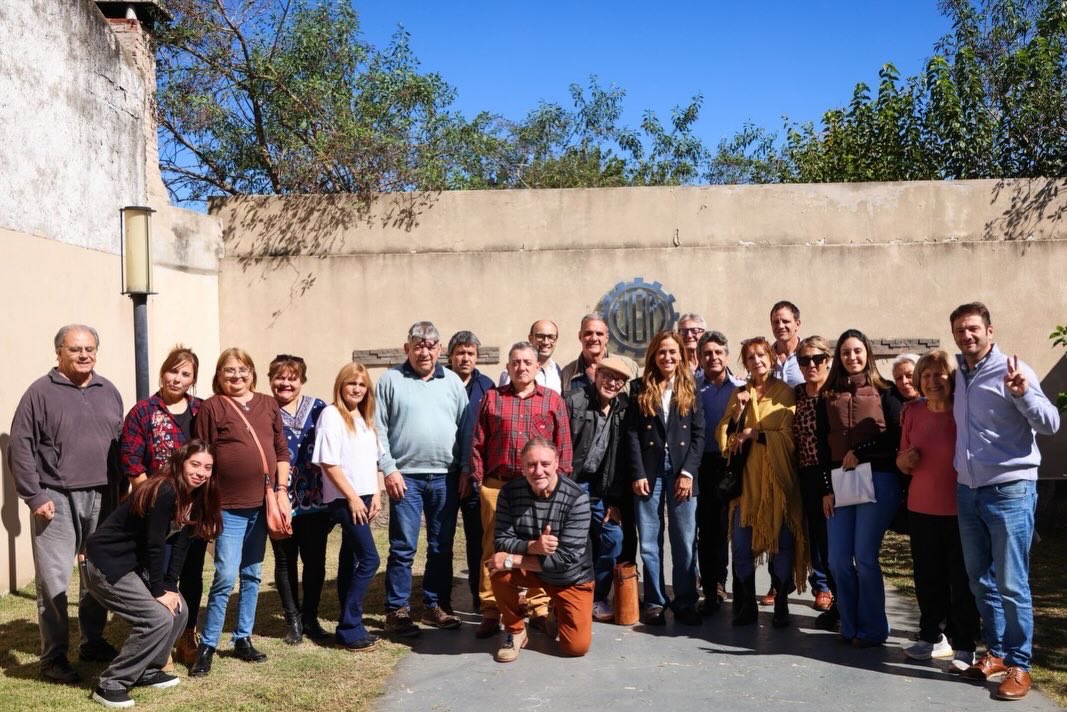 vtolosapaz's tweet photo. En #Colón volvimos a confirmar algo que se repite a lo largo y ancho de la provincia de Buenos Aires: hay un pueblo que no se resigna, que se organiza y que sigue apostando al futuro, incluso en medio de una situación económica cada vez más difícil.

Gracias al intendente @Waldemardecolon y al compañero Roque Spagnuolo por el recibimiento y por el compromiso con su comunidad.

También visitamos Apine, una institución que abraza e incluye, y que hoy, como tantas otras, siente el impacto brutal del ajuste. En tiempos donde algunos hablan de gasto o incluso de fraude, nosotros elegimos ver lo esencial: el amor, el cuidado y el compromiso cotidiano de quienes sostienen la vida de las personas con discapacidad. Eso es lo que representan estas instituciones en Colón, y por eso es tan importante acompañarlas y reconocer el enorme esfuerzo que hacen para seguir adelante.

Más tarde, en la sede de la UOM, compartimos un encuentro con compañeros y compañeras del distrito y de la sección. Porque frente a este modelo de exclusión, la respuesta no puede ser individual: es colectiva, organizada y con un horizonte claro de reconstrucción.
