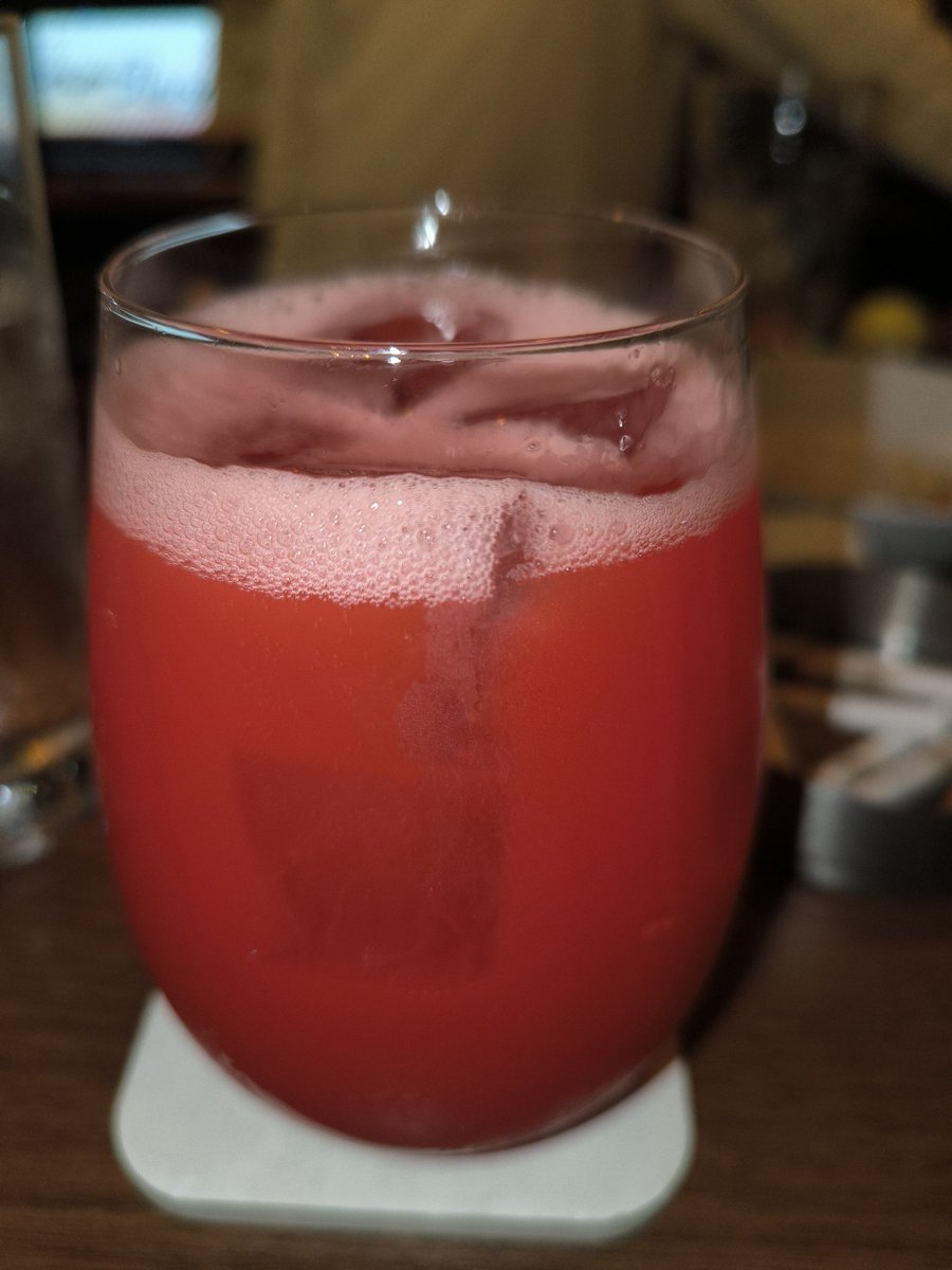 ra_kanpa's tweet photo. 2日連続でBarRavyさんへ。
お店を紹介してくれた人とばったりあってこの時間。
ボトル予約したけど次はいつ行けるかな。
今日も楽しいお酒をご馳走さま。
写真は攻撃力上昇カクテル!
#BarRevy
@minemine_0712 https://t.co/kZN3T2C8la