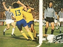 john_clubb's tweet image. 46 years ago tonight Paul Vaessen made a lot of people very proud. Juventus 0 The Arsenal 1. Lived the dream, if only for a while. I wish I could go back to 46 years ago tomorrow, when me &amp;amp; Little Lee were running about in the smelly Juventus shirt you brought back. RIP cuz. 🟡🔵