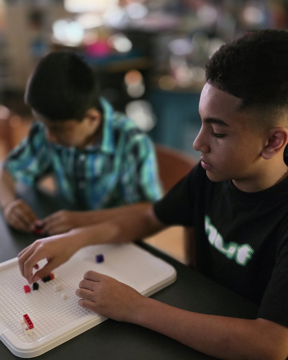 pprepschool's tweet image. Using LEGOs to model chemical reactions. When students can build reactants, break bonds, and rearrange pieces to form new products, they see how matter changes. #STEMEducation #ScienceClass #ChemistryForKids #HandsOnLearning #TeachingScience #ClassroomIdeas #ElementaryScience