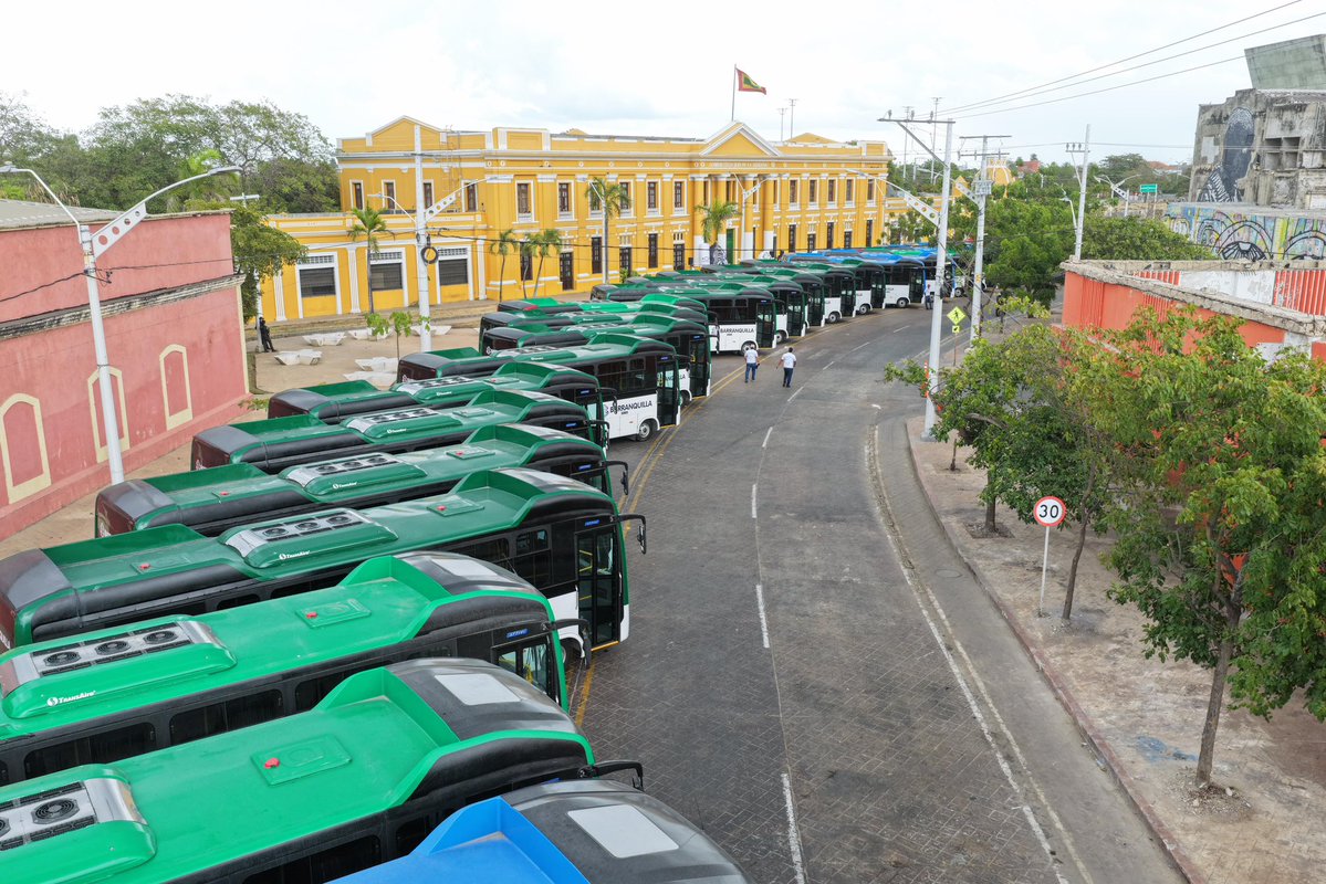 AlejandroChar's tweet photo. ¡Empezamos a cambiar la flota del Transporte Público Colectivo en Barranquilla, buses con aire acondicionado!

Entregamos los primeros 42 buses, de los 100 que tendremos en operación este año. Vehículos modernos, con tecnología diésel Euro 6, que brindarán una experiencia de calidad a más de 12 mil usuarios que a diario transitan por nuestra ciudad.

Con una inversión de más de 60 mil millones de pesos, avanzamos hacia un sistema más eficiente, digno y amigable con el medio ambiente.

Una flota que sí se parece a Barranquilla: moderna y sostenible, como lo merece nuestra gente. 👏🏻