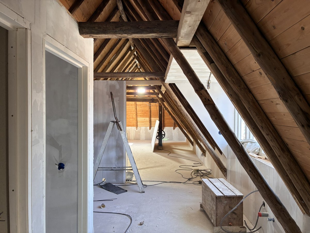 morphiquezwolle's tweet photo. Aan de Botermarkt in Kampen staat deze oude sigarenfabriek, een pand dat decennialang symbool stond voor de bloeiende Kamper tabaksindustrie.

Morphique Architecten een transformatieplan gemaakt voor de verbouw van het pand naar vier appartementen. https://t.co/7Pi5kYI5K5