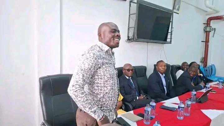 Masawa254's tweet image. Mnanimaliza na hizo tweets za huyu msee 😂😂😂😂😂.