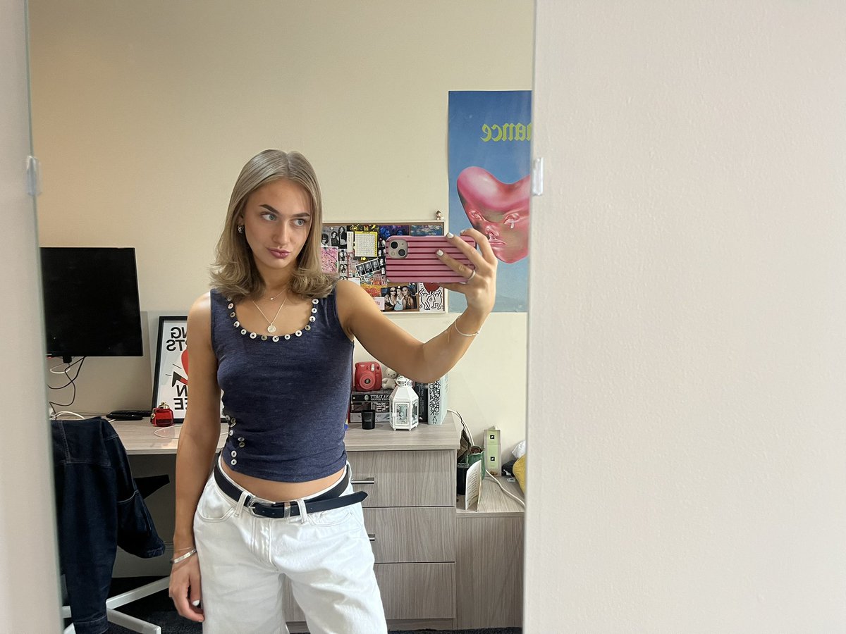 skye 🍓 tweet media