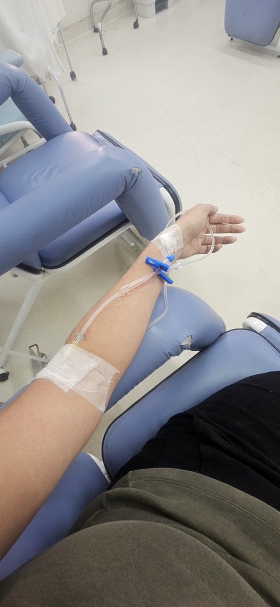 Fui na UPA e levei 6 furadas pra menina achar a minha veia e fazer a  medicação.  Sendo 2 na mesma veia. Ela parecia inexperiente, mas é aquilo, ela tem q praticar em gente pra tratar de gente. Era só uma furadinha, sustentei a dor e ainda ajudava indicando lugar pra ela tentar.