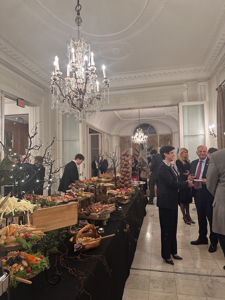 PLinChicago's tweet photo. Celebrating Polish-French Friendship Day in Chicago! 🇫🇷🤝🇵🇱

As the only U.S. missions marking this day together, we honored our shared history and looked toward the future with local students. 🏛️🎓

📺 See the special video on our IG &amp; FB!

Vive l’amitié franco-polonaise! 🇫🇷❤️🇵🇱 https://t.co/RYP1ldRCJG