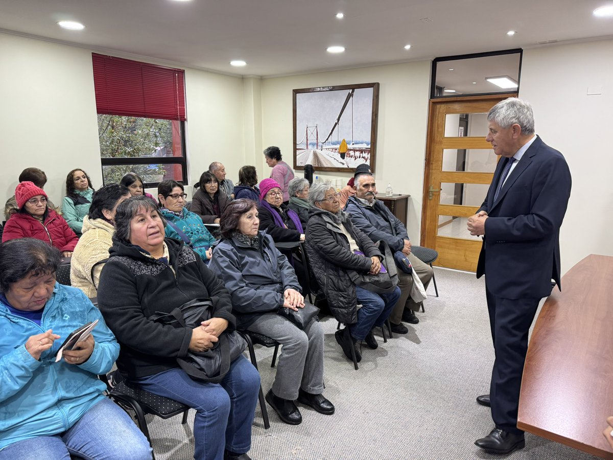 DPPAysen's tweet photo. 📍Esta mañana el Delegado Presidencial Provincial, Eligio Montecinos Araya, estuvo conversando con juntas de vecinos y clubes de adulto mayor, sobre las medidas del plan de reconstrucción del Gobierno del Presidente José Antonio Kast. https://t.co/R1wzwOq4pp