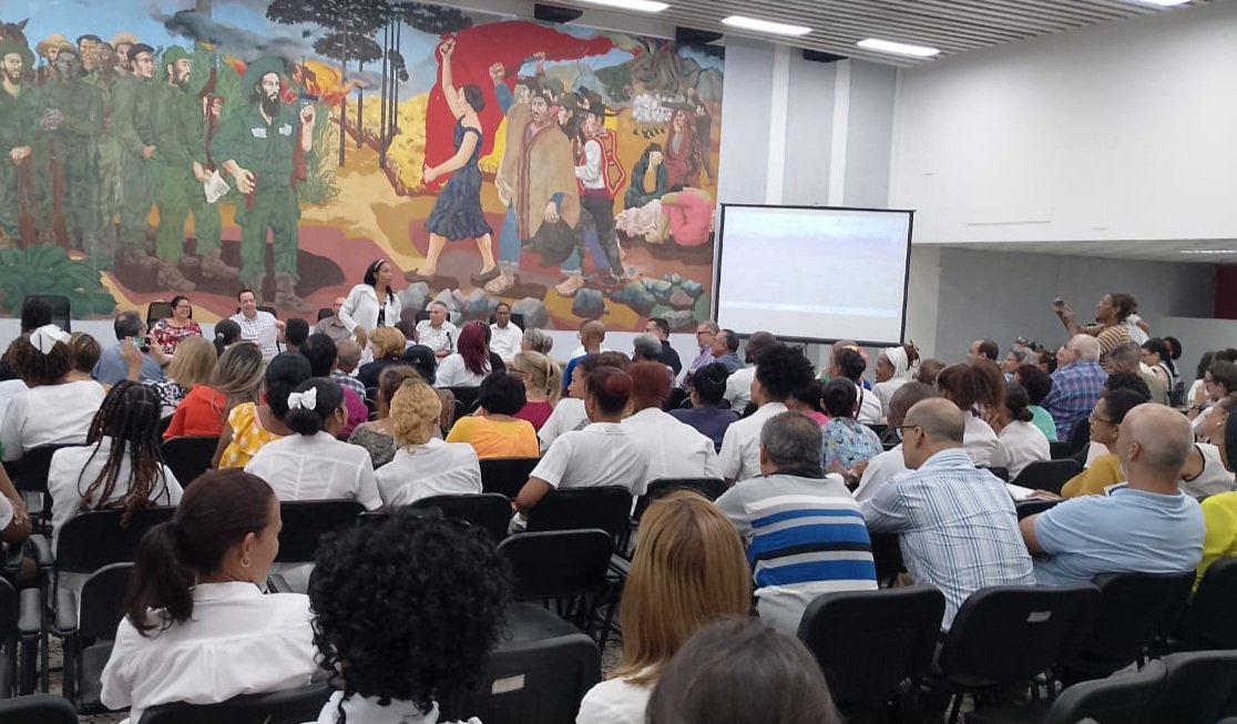 🇨🇺 En una nueva Plenaria del Sindicato de #Salud en La Habana, en el contexto de las actividades por el Día Internacional de los Trabajadores, quienes integramos este sector renovamos nuestra vocación de servicio al pueblo y el respaldo inquebrantable al proceso revolucionario.