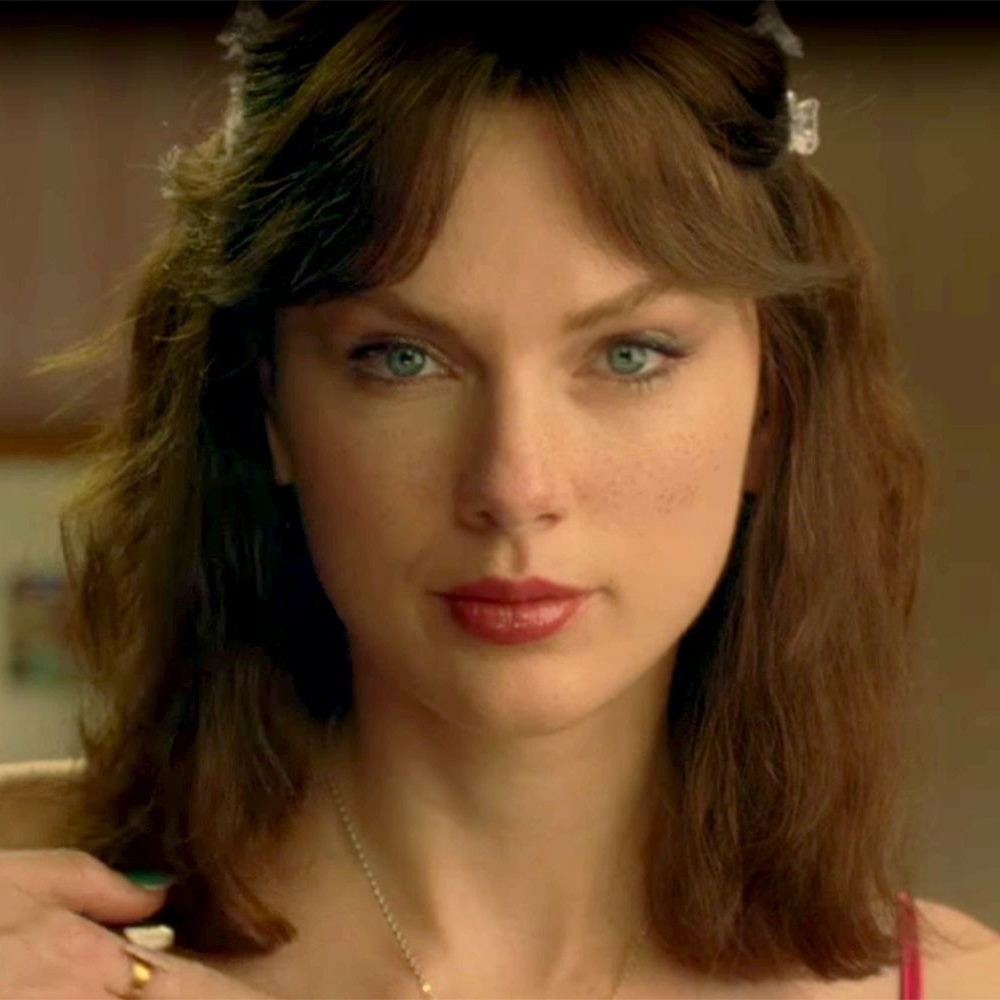 🩷 “drop dead” de Olivia Rodrigo deve ser #1 na Hot 100 com mais de 700 mil em streams de vídeo. Em média, 600 mil streams devem vir só do clipe oficial, sem contar as versões extras. 

Desde que o YouTube parou de contar para a parada nenhuma música conseguiu fazer nem metade