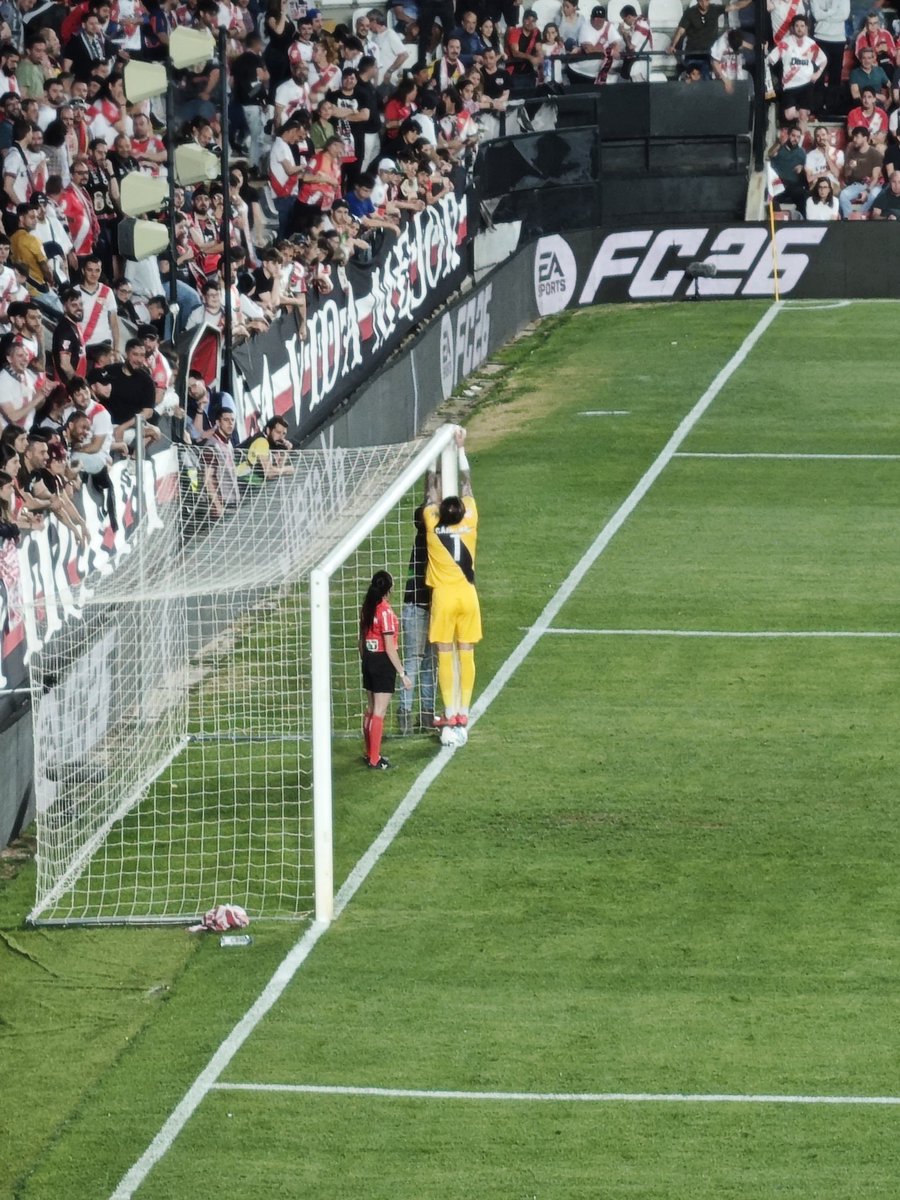 Vaya partidito fino me he marcado hoy en Vallecas, eh. Parada en un balón que iba a la escuadra de Expósito, penalti parado a Kike y un poquito de bricolaje con cinta americana para apañar la portería de Vallecas.