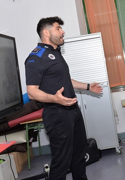 Ayto_Valdemoro's tweet image. 🔐💻 @policiavaldmoro organiza talleres de ciberseguridad para usuarios del Centro Ocupacional: identificación de riesgos, protección de datos y uso seguro de la red. Compromiso con la #formación, #inclusión y seguridad digital.

#Valdemoro
#Madrid
#Ciberseguridad
#Prevención