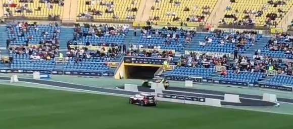 Victor_Rodguez's tweet photo. @GranCanariaCab Lo de poner la pista por fuera del césped para no dañarlo deja de tener sentido si los coches luego pasan por el césped.... Digo yo https://t.co/m28ZUYACB2