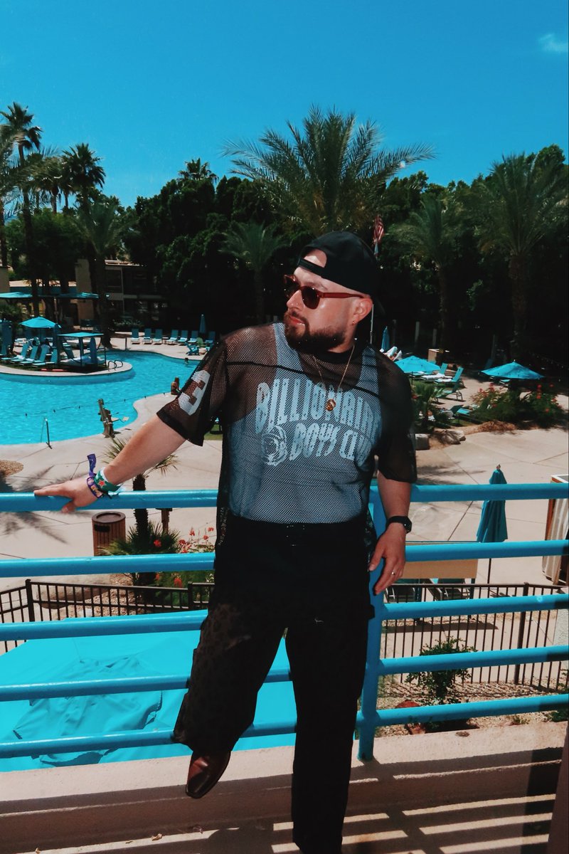 raimen__'s tweet photo. #coachella day ✌🏻 https://t.co/JmLmudDtMU