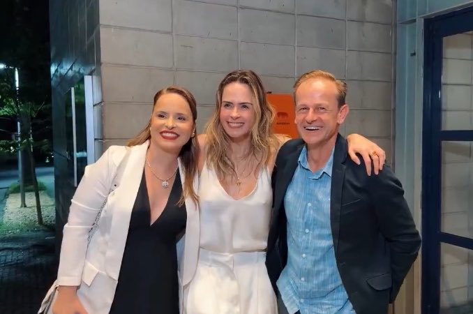 a mãe do juliano floss com a mãe e o pai dele