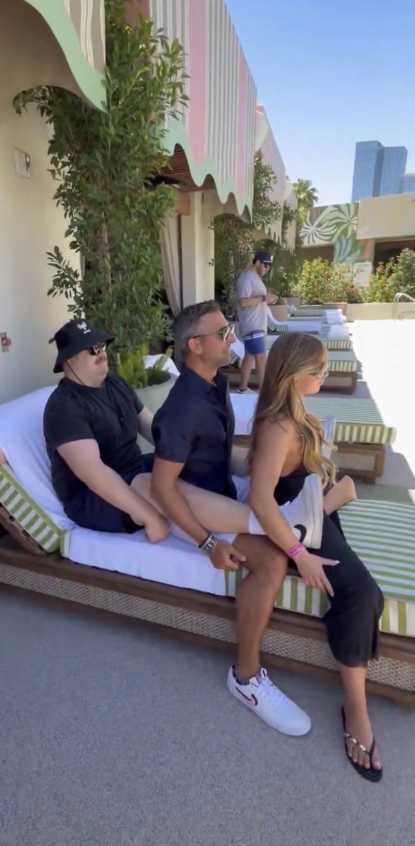 Viva La Stool tweet media