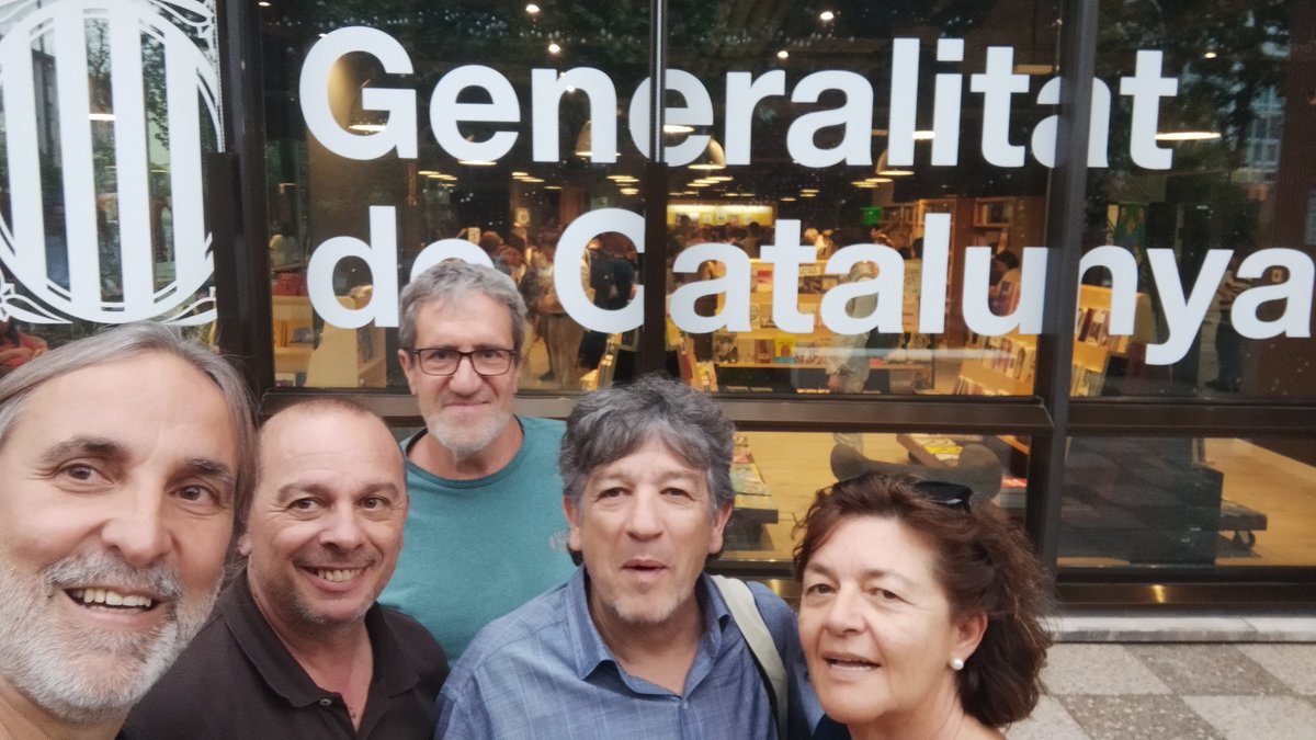Poblete_MMLega's tweet photo. Que satisfacció coincidir amb els amics i amigues de l'espai de llengües de @CCLBlanquerna, un any més per Sant Jordi.

També amb la millor professora de català del món, la Sandra.

Llibres, Roses, relats curts i cava. Un Sant Jordi en la nova i llunyana seu de @govmadrid https://t.co/HaZTi5eqNP