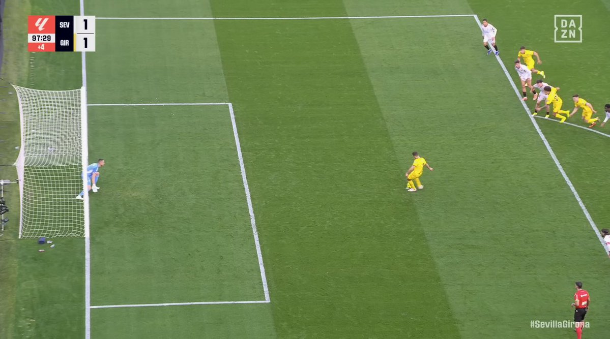 ‼️💥 El ejemplo más reciente ocurrió en el Sevilla - Girona.

▪️ Alexis Sánchez acude al rechace en la misma situación, con la pierna derecha en el aire y la izquierda sobre la línea.

✅ El VAR revisó la acción y dio el visto bueno a la posición del jugador chileno.