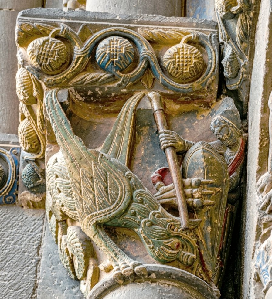 San Jorge contra el dragón en el bello capitel (coloreado) de la iglesia de San Pedro de #Olite #Erriberri siglo XII.