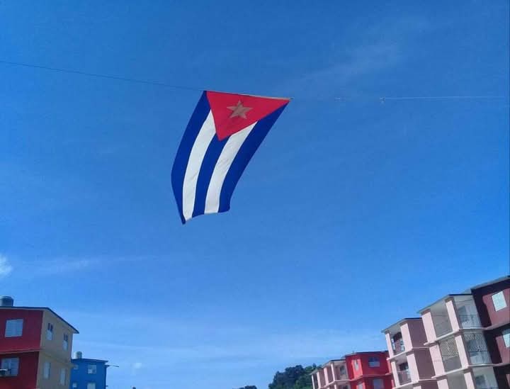 Seguiremos luchando con dignidad y decoro. #FidelPorSiempre 
#CubaEstáFirme