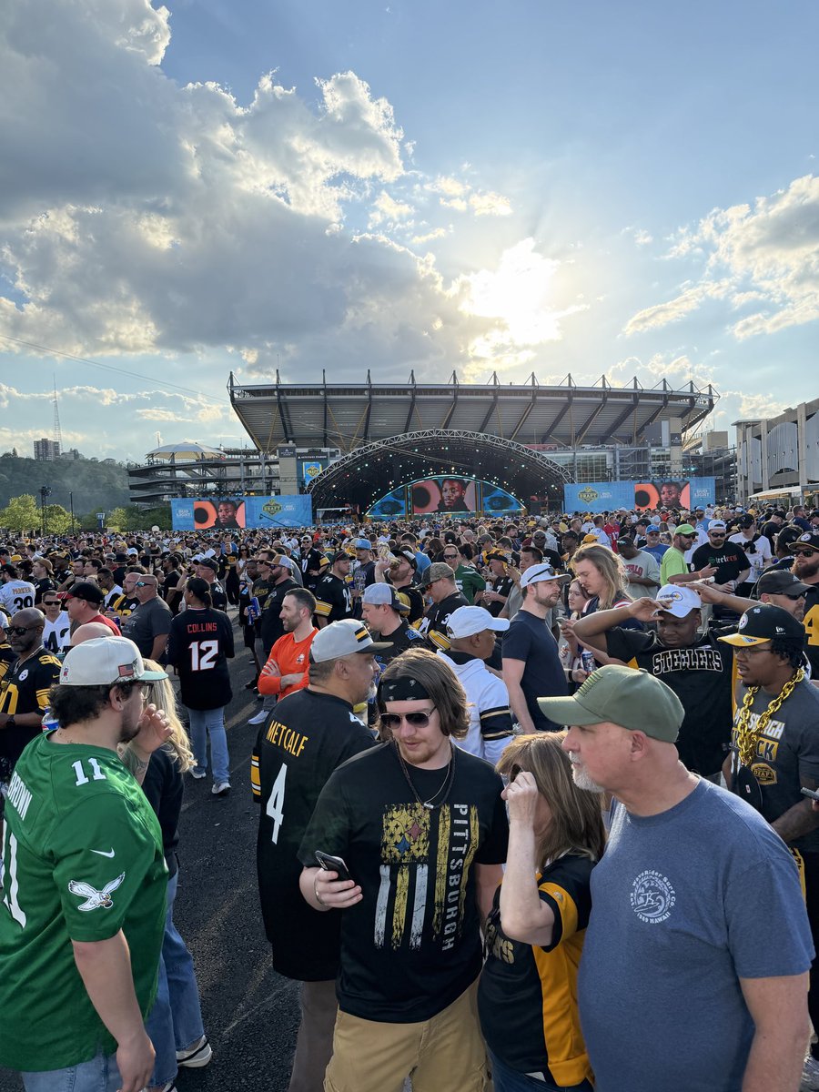 JoshMcNutt24's tweet image. Live from Pittsburgh with our boy Schefter #FlyEaglesFly